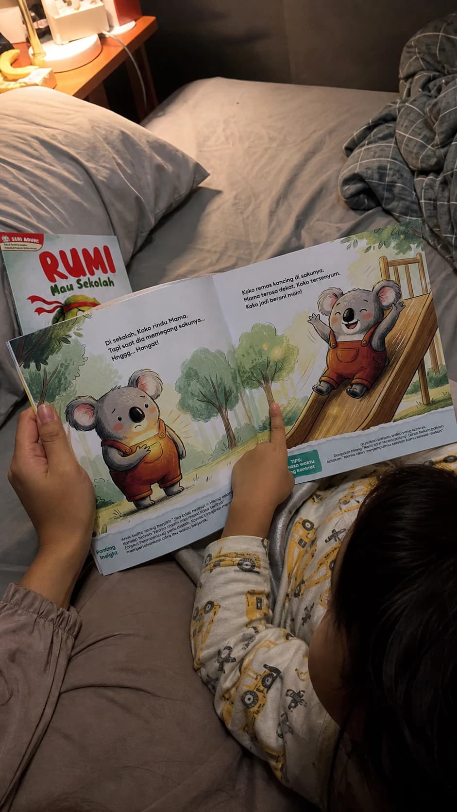 Anak membaca buku Seri Aduh bersama orang tua sebelum tidur